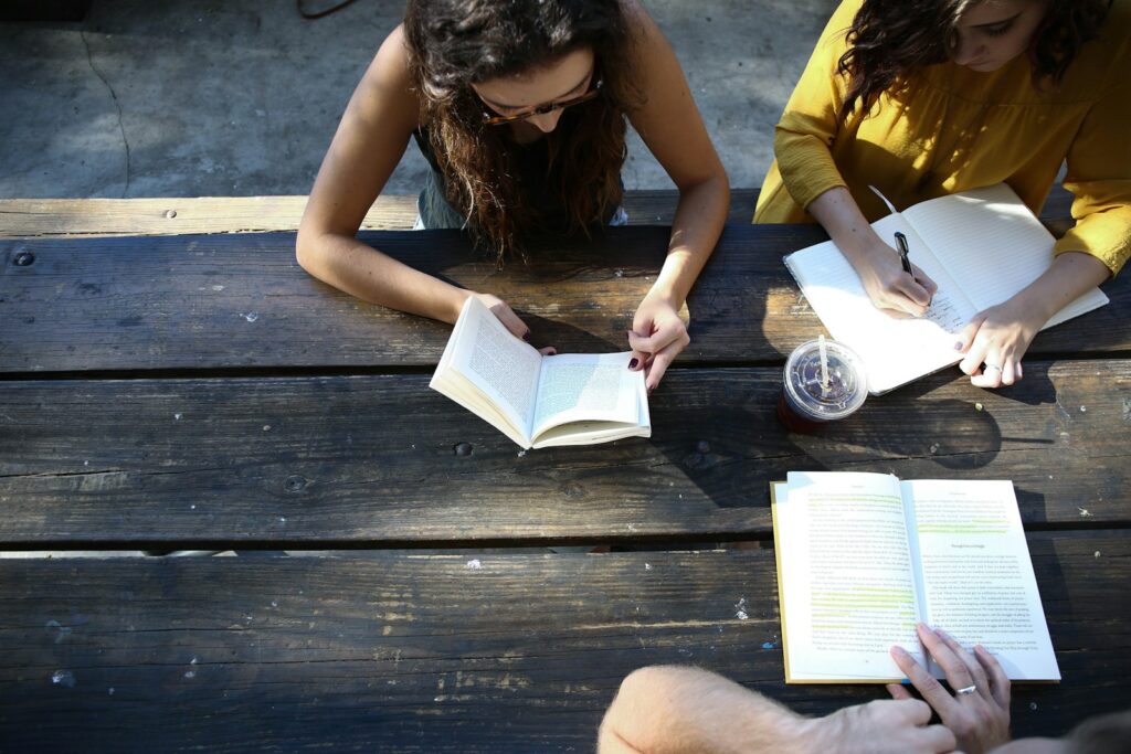 Jóvenes revisando documentos y tomando notas sobre los requisitos para ser Au Pair